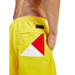  Shorts da bagno con cordino di bloccaggio a contrasto - Bold Yellow - TOMMY HILFIGER UM0UM01080-ZGT 