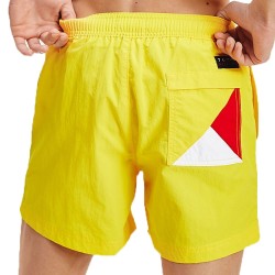  Shorts de baño con cordón de sujeción en contraste - Bold Yellow - TOMMY HILFIGER UM0UM01080-ZGT 