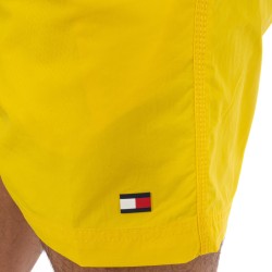  Shorts da bagno con cordino di bloccaggio a contrasto - Bold Yellow - TOMMY HILFIGER UM0UM01080-ZGT 