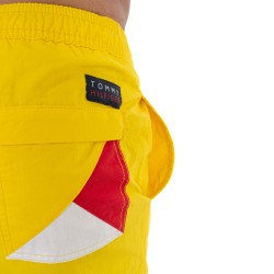  Shorts da bagno con cordino di bloccaggio a contrasto - Bold Yellow - TOMMY HILFIGER UM0UM01080-ZGT 