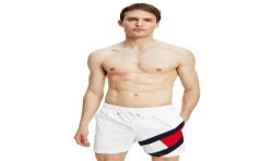  Mittellange Slim Fit Badeshorts mit Flag - Weiß - TOMMY HILFIGER UM0UM02048-YBR 